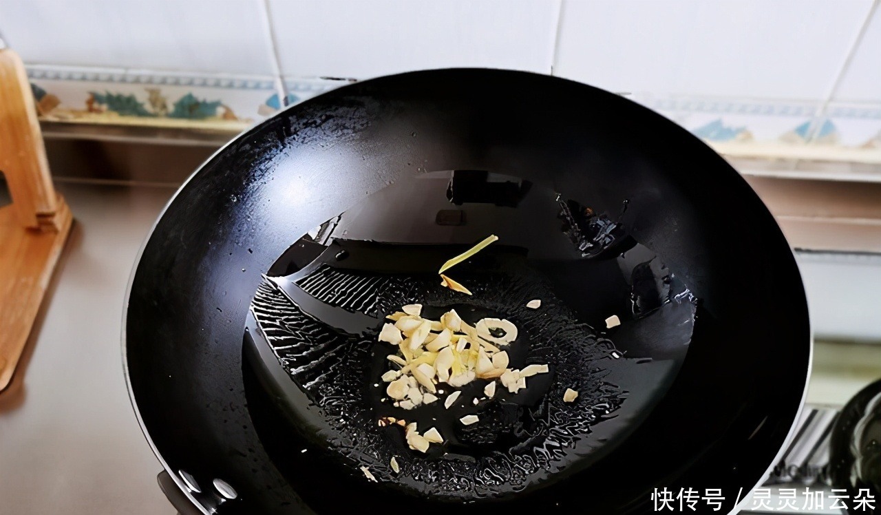  两口子的快手午餐，荤素搭配简单好做，炒肉丝嫩滑入味有窍门