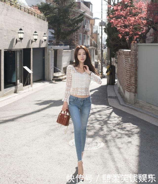 穿着紧身牛仔裤的郑有贞，展现出的腿型笔直又显优雅