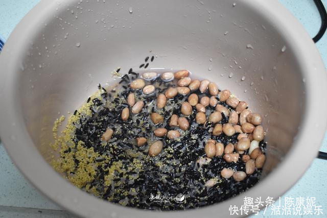  入秋|入秋了，早上喝粥好处多，五种食材煮粥，香滑浓稠，营养好消化