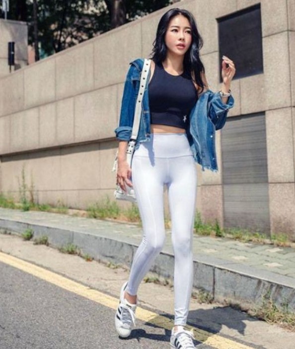 性感|街拍性感紧身打底裤小姐姐,尽显你的苗条腰身!