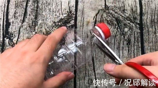 垃圾桶一定要放一个塑料瓶,解决了家里的一大困扰,太实用了