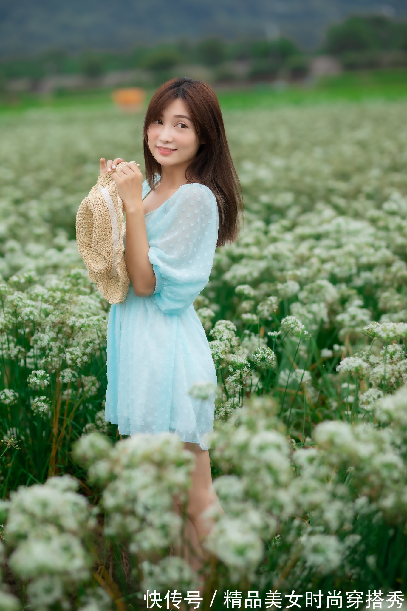脱俗|衣服穿对了才是经典，深邃脱俗的淡雅连衣裙，优雅气质不凡