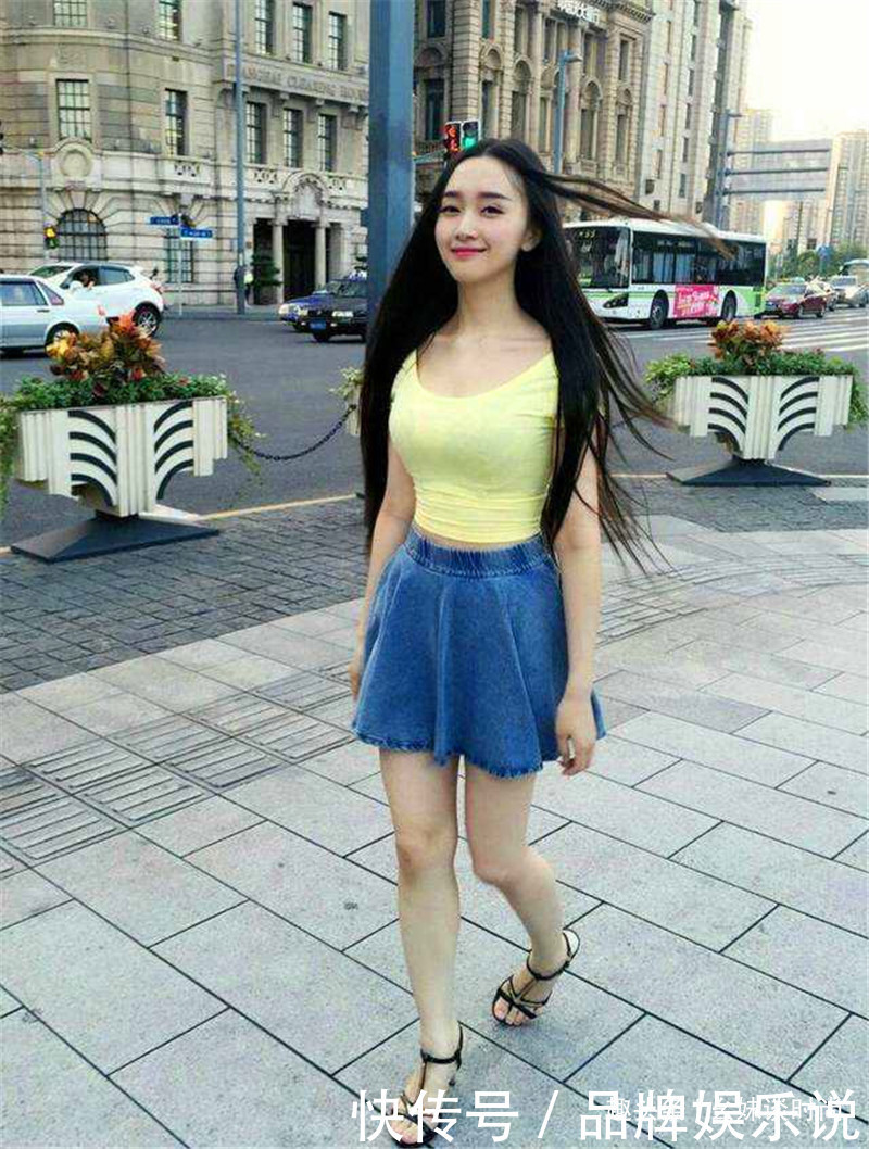 路人街拍，银色吊带衫搭配蓝色长裙，小姐姐时尚又个性