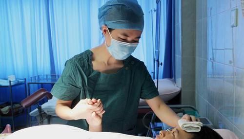 宝妈|产妇顺产时不小心“用力过猛”,出现尴尬场面,医生的反应很暖心