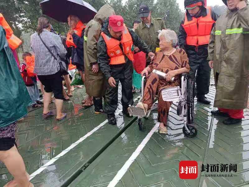 营救|“孤岛”营救 河南新乡清水河村1400余人获救