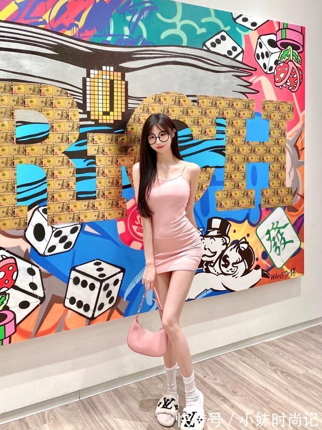 清纯 长腿美女穿搭起来简单又好看,双腿修长,成熟和清纯风格皆可