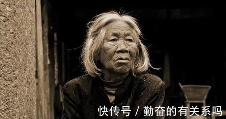 小黑|儿子单独睡2米大床,每天醒来说太挤,监控拍下一幕让男子哭了