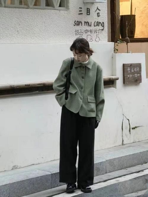 我们在选择裤子的时候，可以选择直筒裤，突出自己的优点