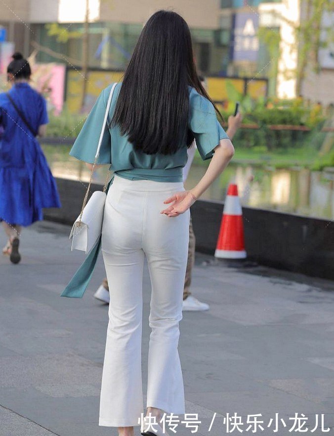 喇叭裤增添了几分洒脱感,修身清凉又显身材