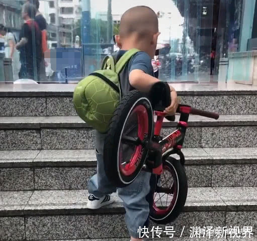 宝宝|“男子汉宝宝”火了,搬着自行车上楼梯的那一刻“男友力”爆棚