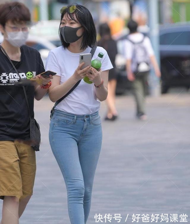 短袖 简约牛仔裤搭配白色短袖，个性十足，给您低调日常的时尚感！