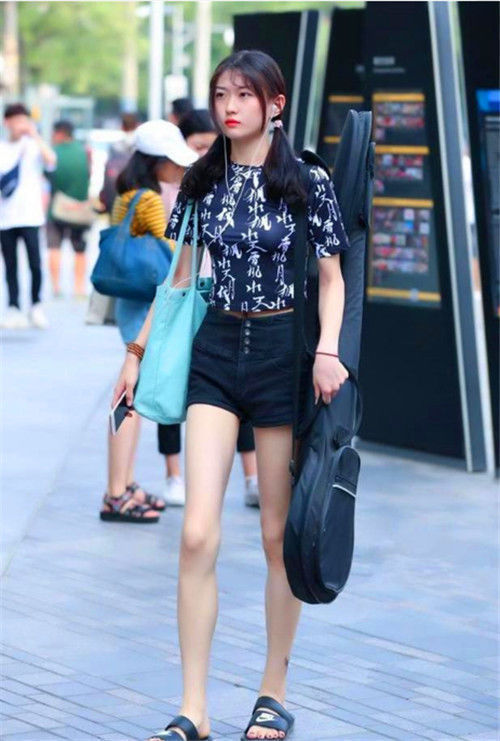 面容|街拍长发美女身穿休闲装,尊贵的面容,魅力十足