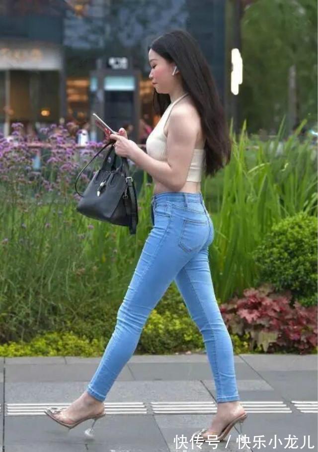 时尚 瘦中有肉的打底裤美女,不装嫩不显老,增高显瘦