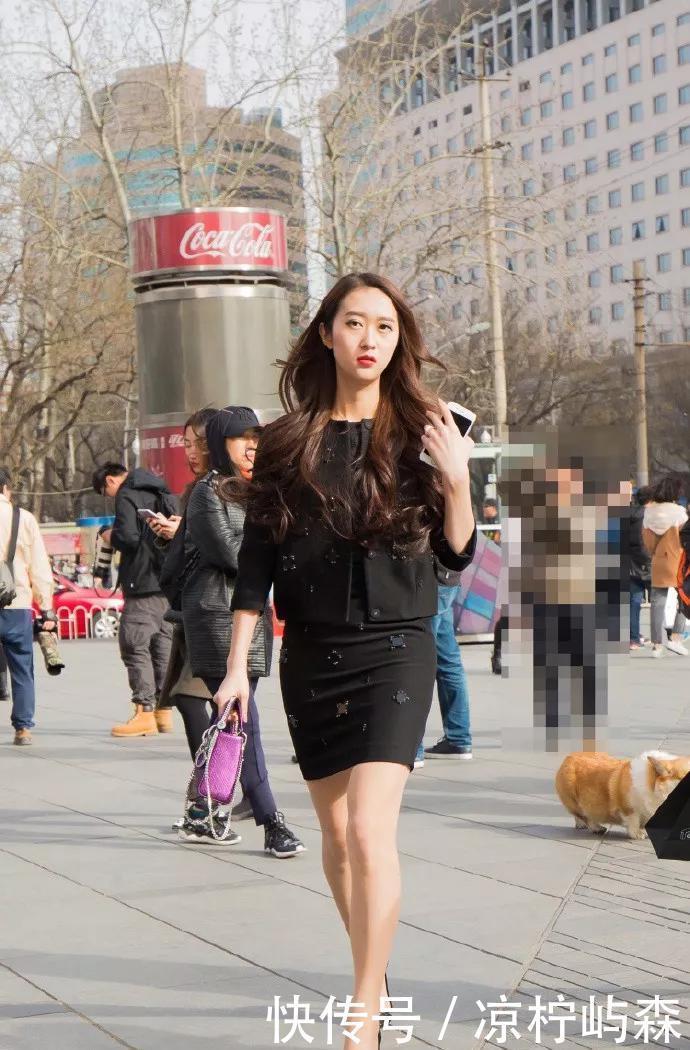 美女脚上搭配一双高跟鞋,透明的鞋面看上去十分的优雅