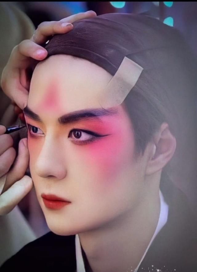 惊艳！王一博京剧扮演“大武生”赵云，唱响长坂坡