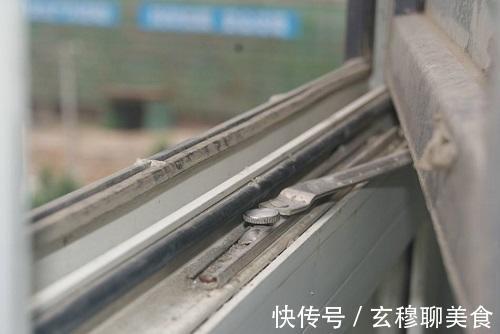 窗户滑道灰尘多太脏了，教你一招就能干净如初，简单方便又快捷