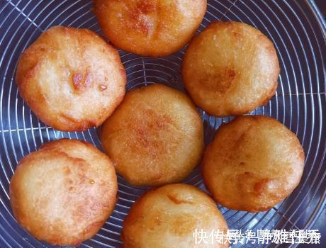 烫面|炸糖糕时,别只会烫面,用上这1招,糖糕个个酥脆空心,还不粘手