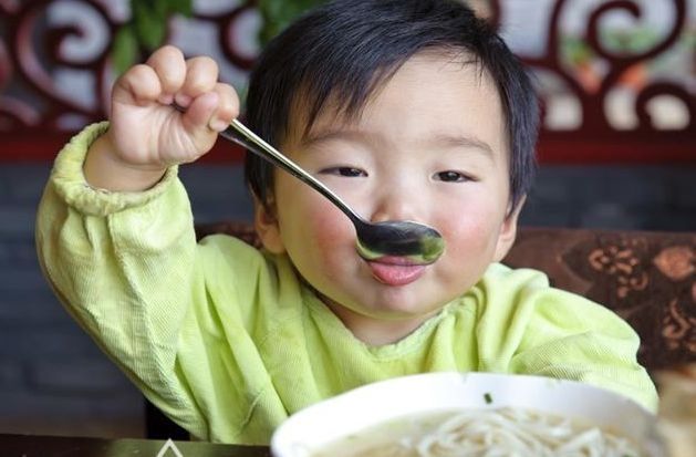 孩子吃|3岁前，宝妈带娃牢记“不吃两饭，不喝三汤”，孩子脾胃好少生病