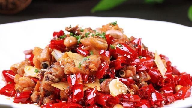 辣子鸡切记多加一步，不仅外酥里嫩，而且又香又辣，让人直流口水