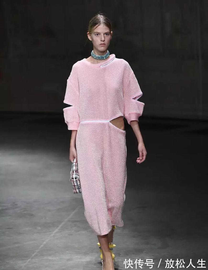 街拍|高跟鞋竟放“刷碗海绵”, 不磨脚只卖800英镑值吗!