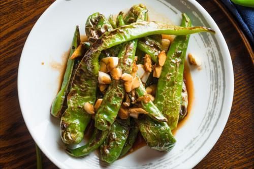 做虎皮青椒,先放油就错了,大厨教您一招,起皮又入味,还不油腻