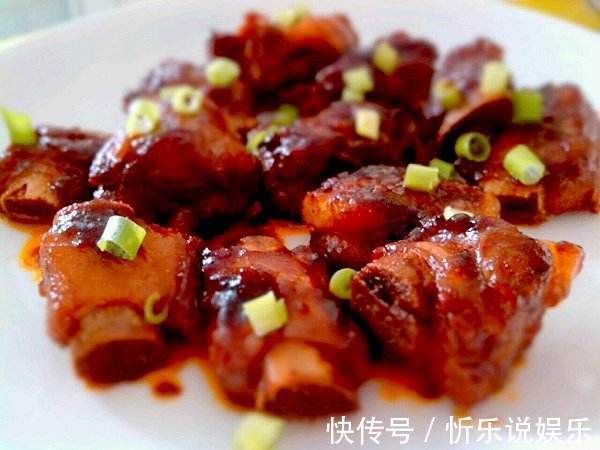 第一次去男友家,饭菜很丰盛,拍照给亲妈看,她却“逼”我分手