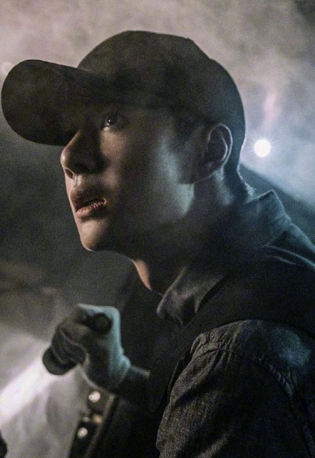 肖戰(zhàn)登|王一博的“引力定律”，亮相造型成亮點(diǎn)，粉絲看到鞋子：好眼熟！