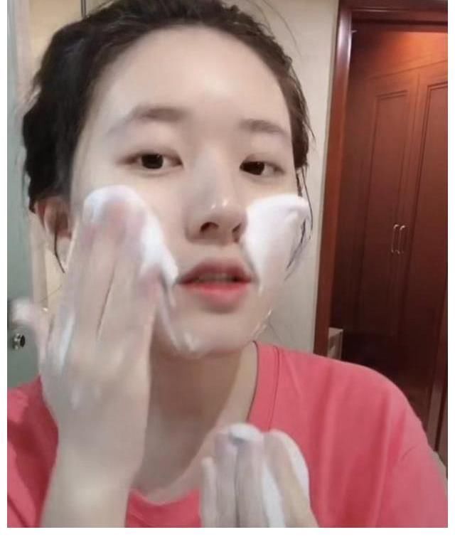 敏感肌|刚打湿脸就用洗面奶?怪不得黑头粉刺疯长,教你正确“洗脸”方法