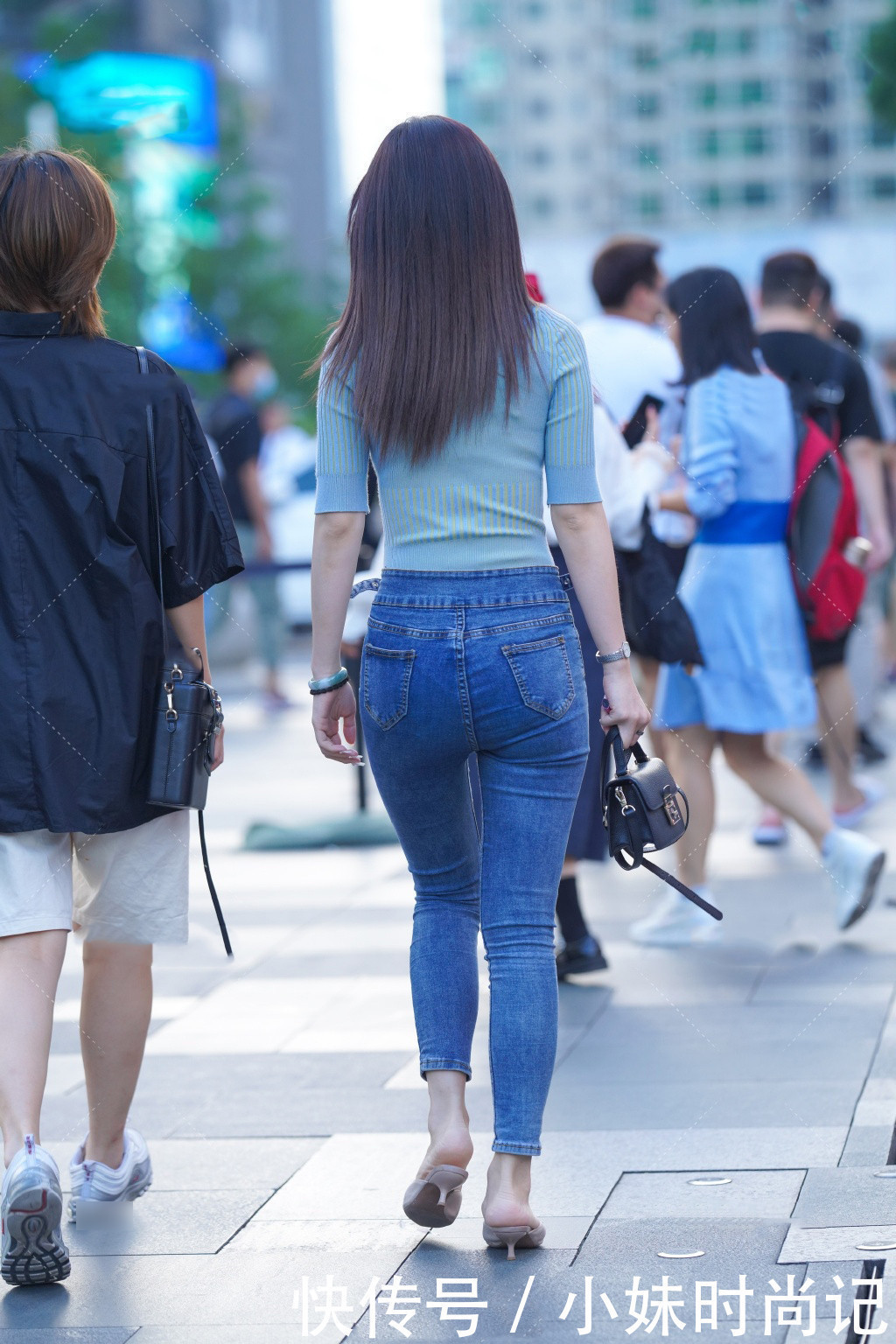 舒适|街拍入秋了穿什么修身牛仔裤搭配针织T恤,舒适靓丽又好看