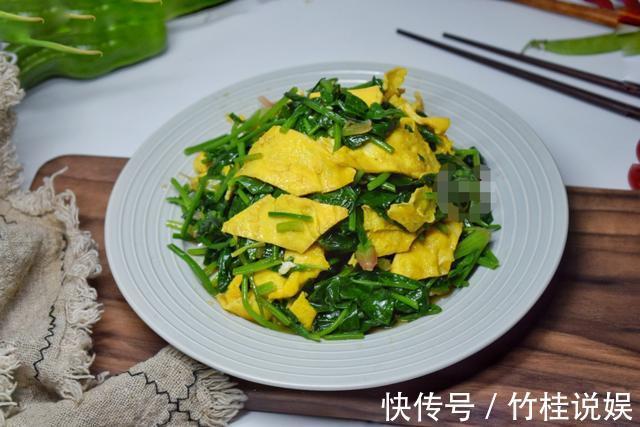 快手凉拌小菜,鸡蛋片凉拌菠菜段,颜色亮眼清爽可口