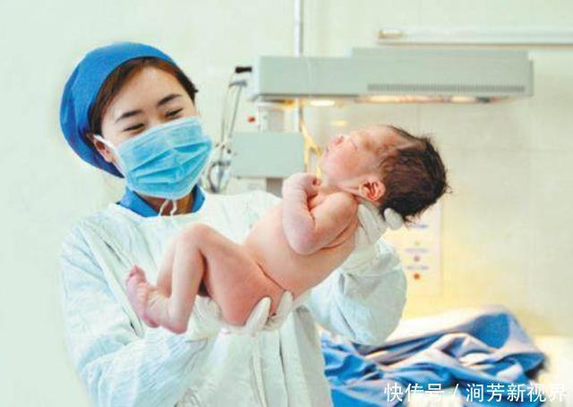 胎儿|顺产分娩时,宝宝咋从产道中爬出来的带你看清全过程,真心不易