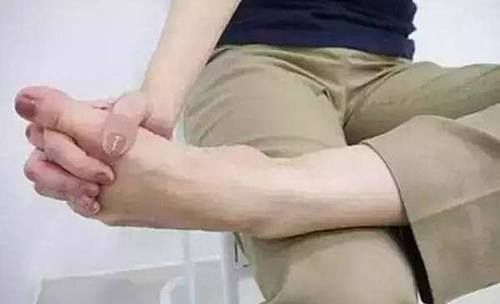 微循环|睡前足背拉一拉，通经活络，比按摩有效，方便还好学！