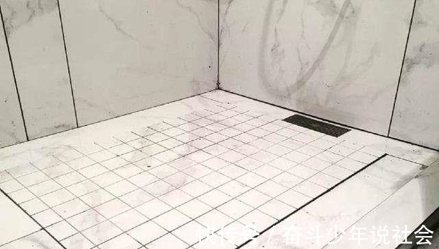 聪明人|卫生间地面不要贴瓷砖了,头次见聪明人铺这种材料,后悔没早知道
