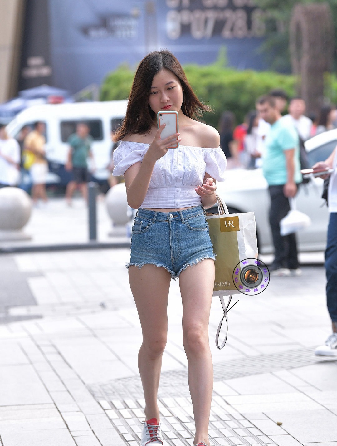 上衣 白色一字肩高腰上衣搭配蓝色牛仔短裤,完美展示小蛮腰和大长腿