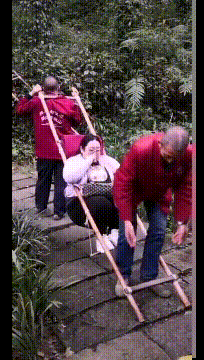 |搞笑GIF:大姐你听解释,我真的不是故意撞上去的