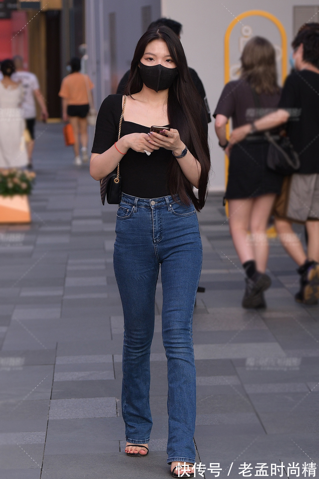 高挑|初秋的牛仔直筒裤穿搭,配黑色短袖衫,简约显瘦又美的高挑