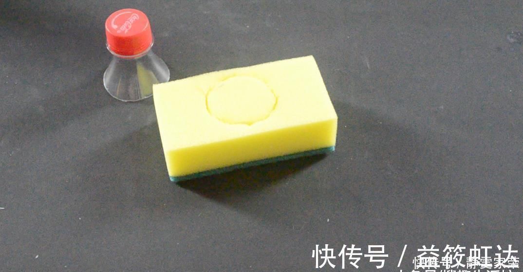 把塑料瓶粘在百洁布上, 放在厨房超实用, 解决了家家户户困扰的难题