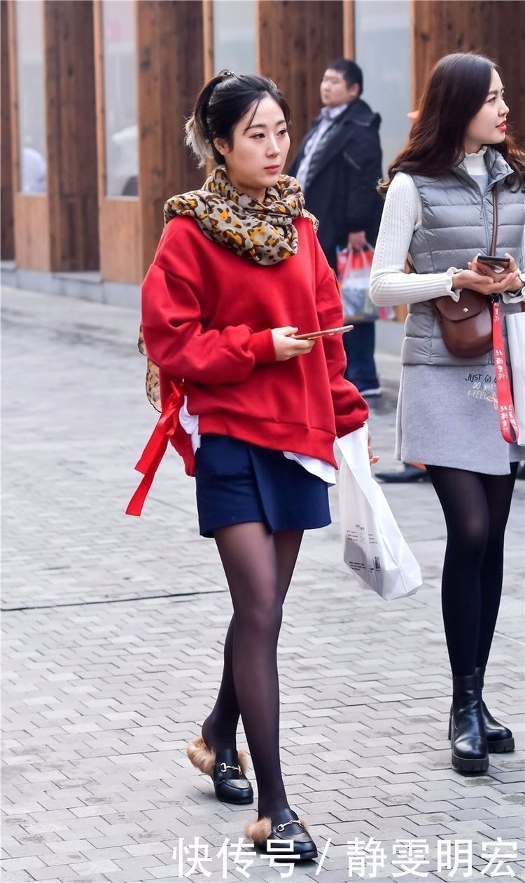 街拍:时尚中国风辣妈,虎皮花纹围脖搭配冬季短裤,幸好有打底裤