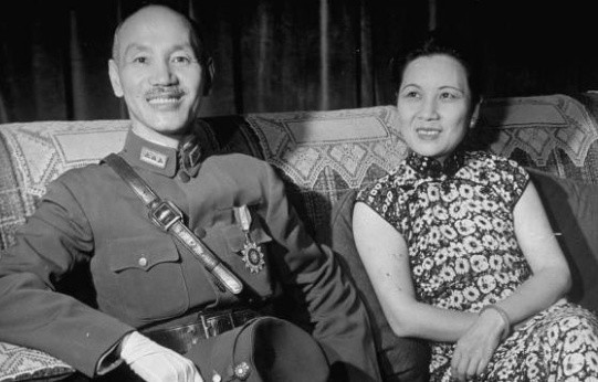 杜月笙临终前,杜家出现两份遗嘱,万墨林直