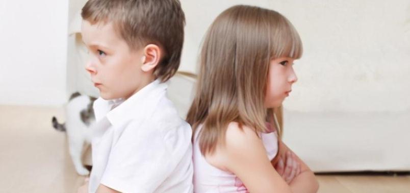 姐弟|弟弟被姐姐打哭,一边告状一边护着姐姐,画面太暖感动众人