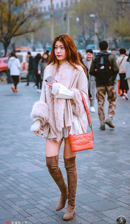 让自己|街拍:学习穿搭是一件巧妙的事情,因为它可以变化的招数有很多