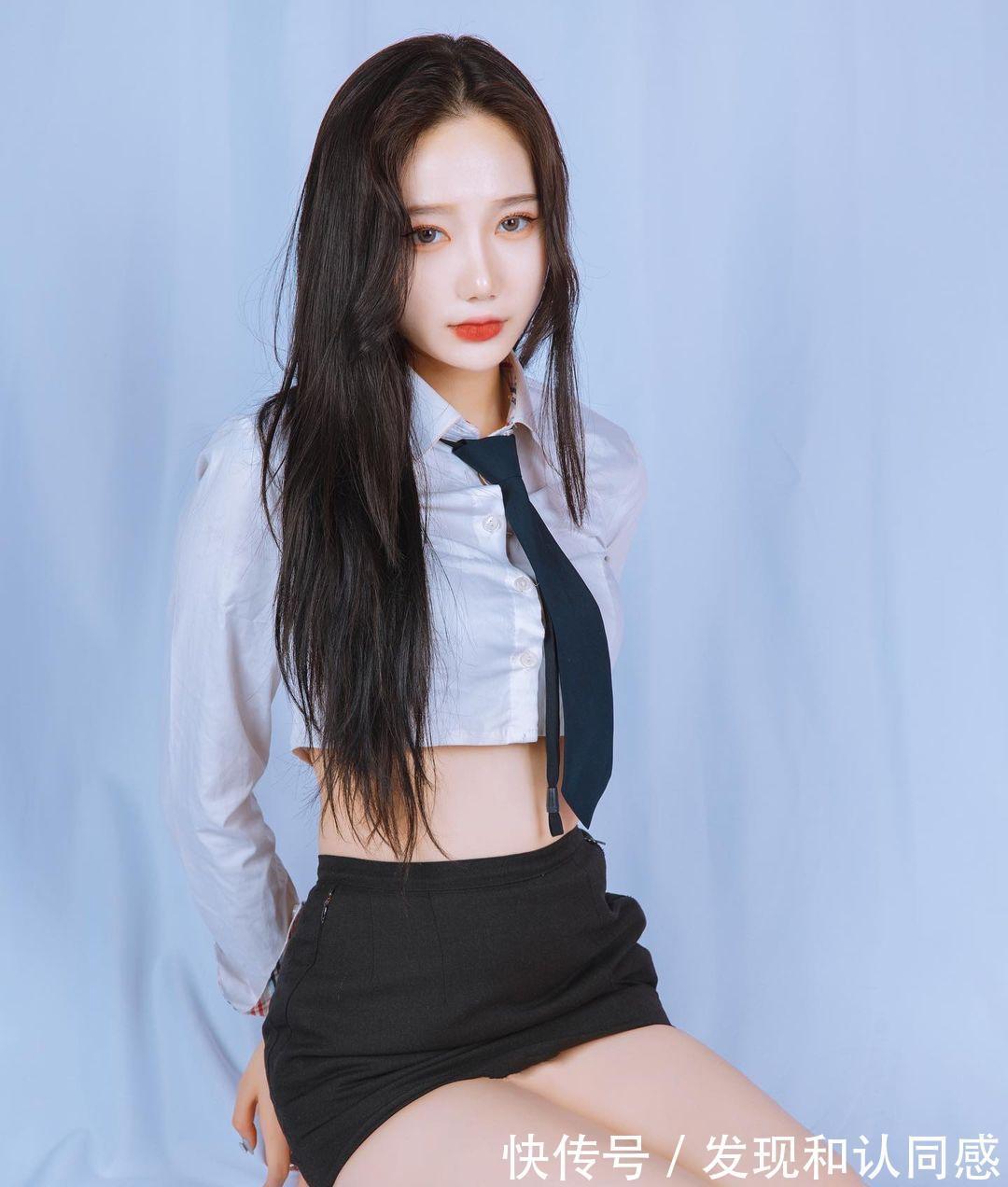 小姐姐|超短包臀裙配职业装,美女你这衣服有点小了