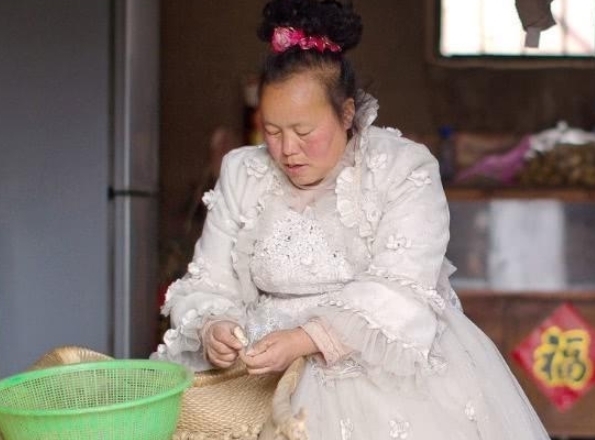 婚纱|“婚纱姐”走红,一年四季都穿婚纱过生活,有老公却没有“家”