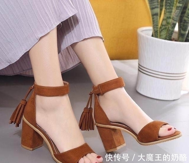 高级感 细跟鞋的美丽精致惹人喜爱,材质充满了高级感!