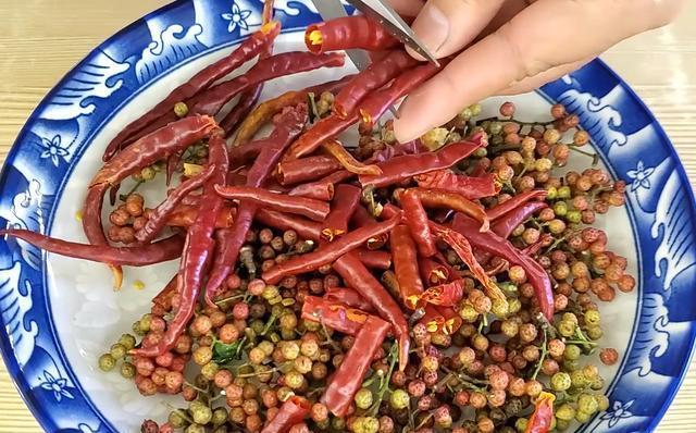 我家|鸭肉我家10次有9次这样做,麻辣爽口,胃口大开,吃完直呼过瘾