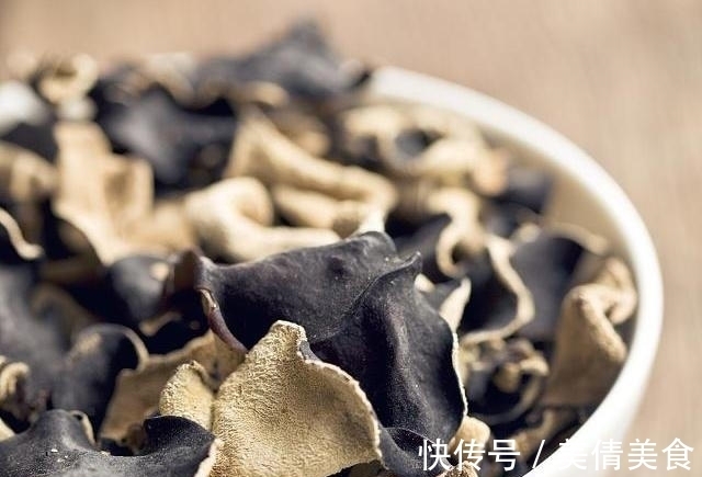 大厨|泡木耳,10个人9个错,大厨教你此1招,木耳泡发得又快又干净