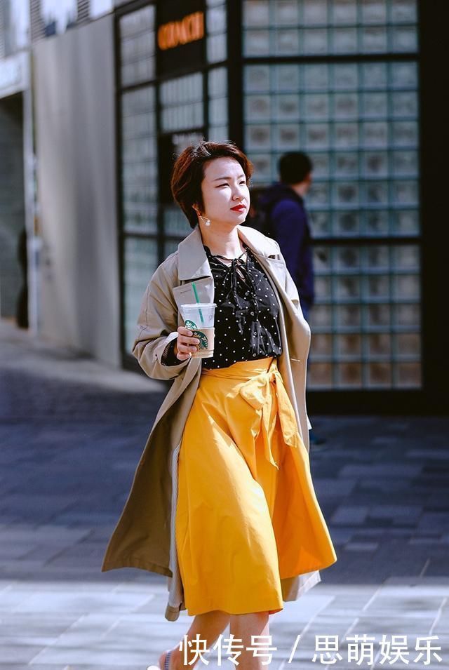 街拍学会时尚达人们的穿衣之术,你也可以轻而易举地穿出时髦感