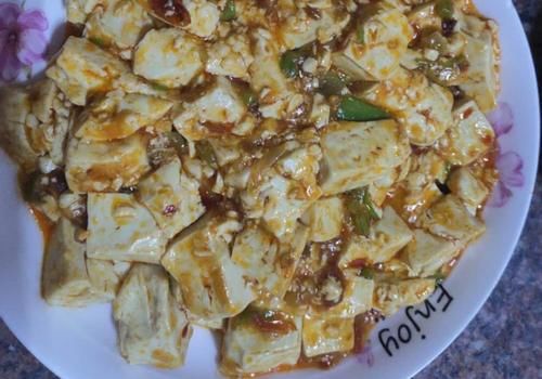 两块钱一斤的老豆腐，一炒一煎就是舌尖美味，上来几下成光盘