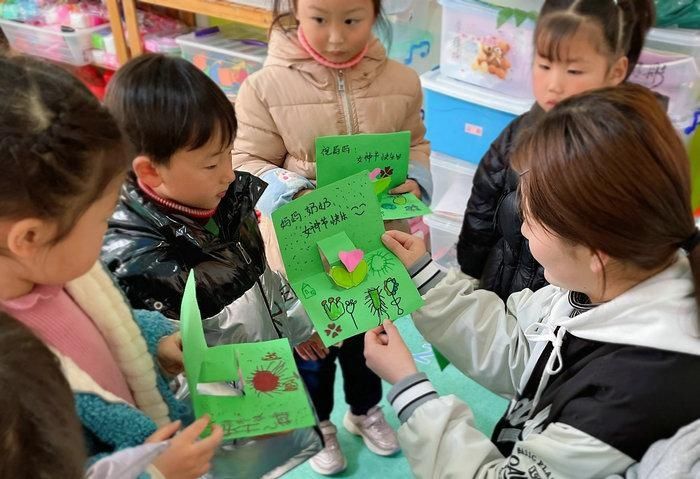 亳州幼师附幼园：萌娃自制礼物送给心中“女神”