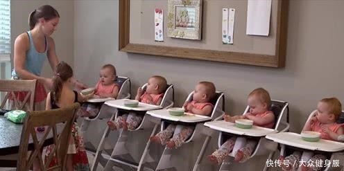 五胞胎|5胞胎排排坐等妈妈喂饭，看到妈妈出现后，小家伙表情萌翻了！